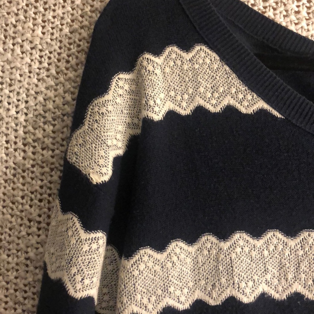 American Eagle Blue & White Striped Sweater (M) - Picture 3 of 5